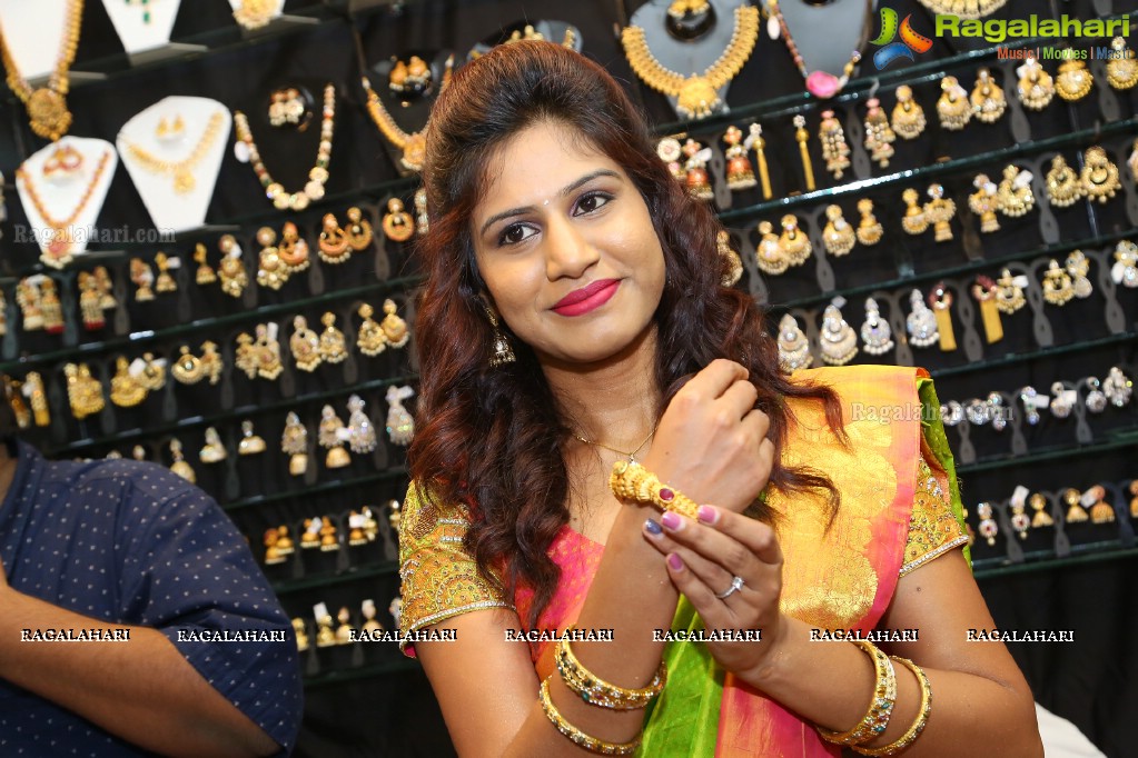 Satvi Lingala inaugurates Akritti Elite Exhibition & Sale (September 2017) at Taj Deccan, Hyderabad