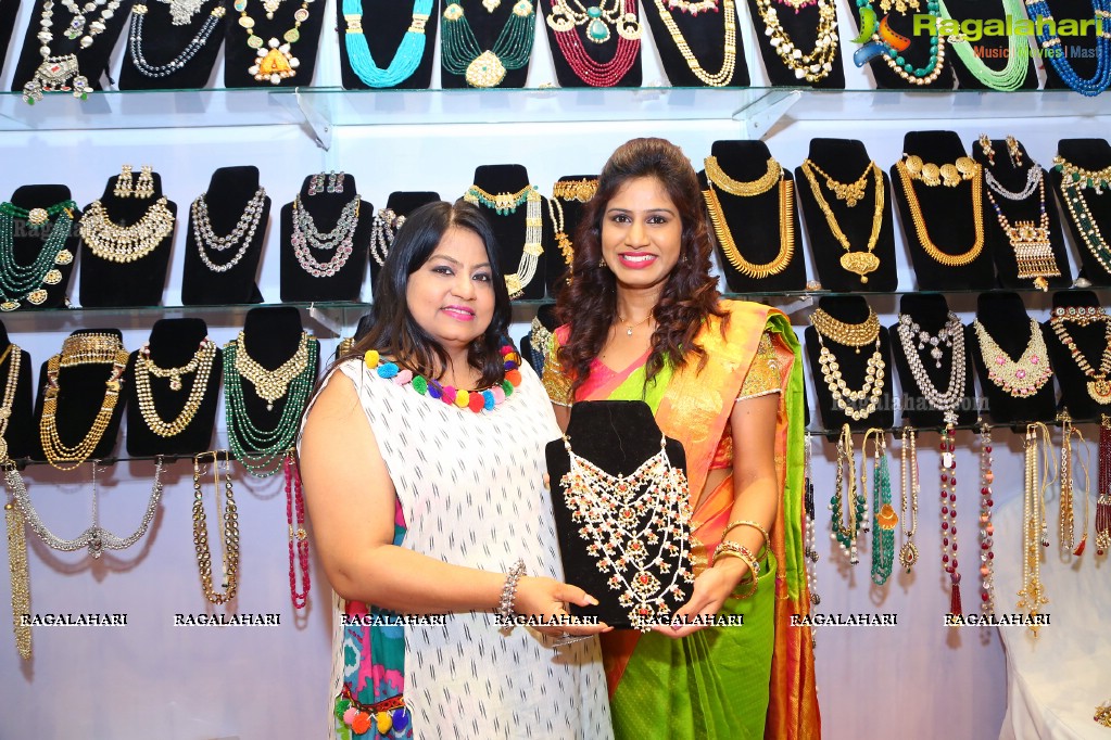 Satvi Lingala inaugurates Akritti Elite Exhibition & Sale (September 2017) at Taj Deccan, Hyderabad