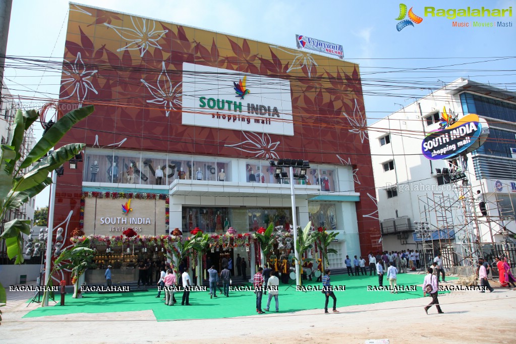 Akkineni Nagarjuna launches South India Shopping Mall at Madinaguda