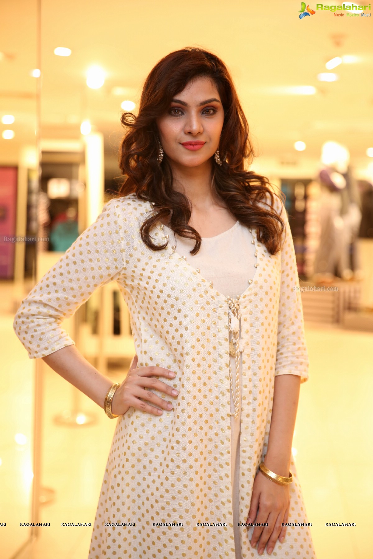 Taapsee Pannu inaugurates Lifestyle Festive Collection 2018