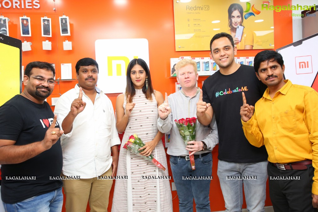 Chandini Chowdary launches Redmi 6 at Cellbay