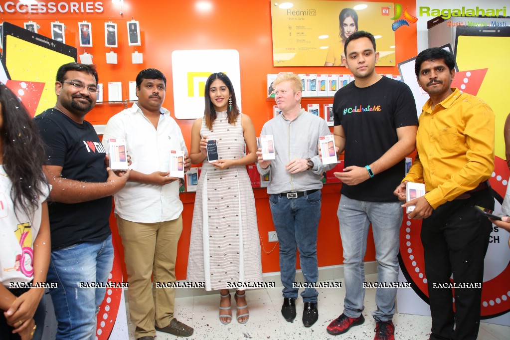 Chandini Chowdary launches Redmi 6 at Cellbay