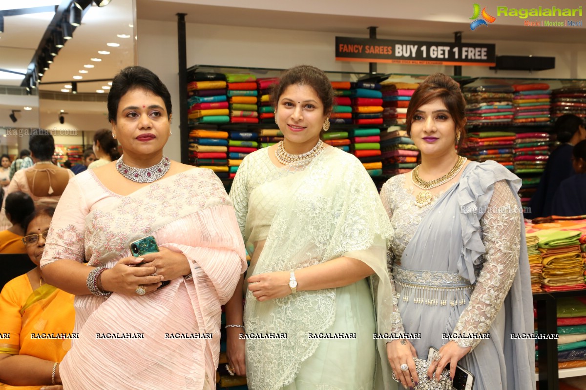 Vijay Devarakonda Inaugurated KLM Fashion Mall at AS Rao Nagar  