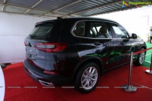 P V Sindhu Receives a BMW Car by V Chamundeswara Nath