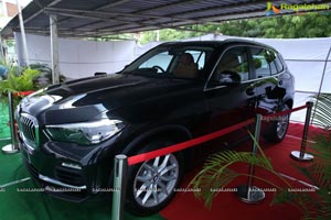 P V Sindhu Receives a BMW Car by V Chamundeswara Nath