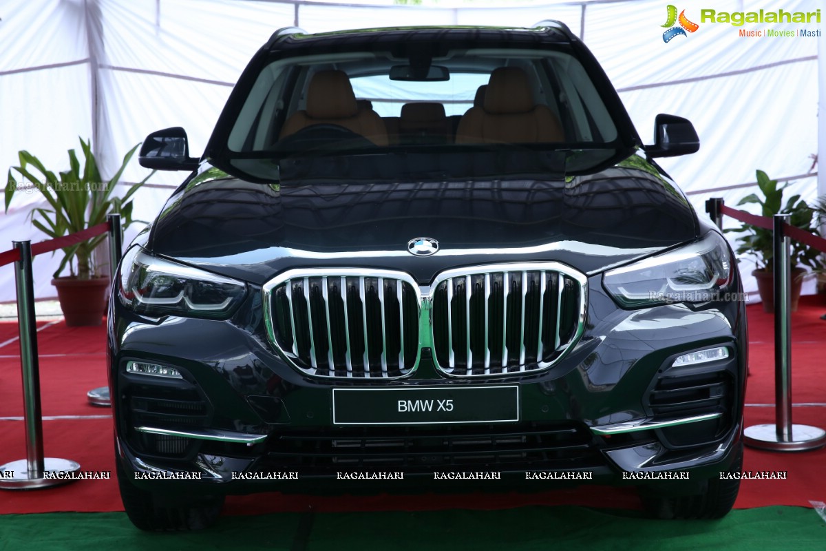 P V Sindhu Receives a BMW Car by V Chamundeswara Nath