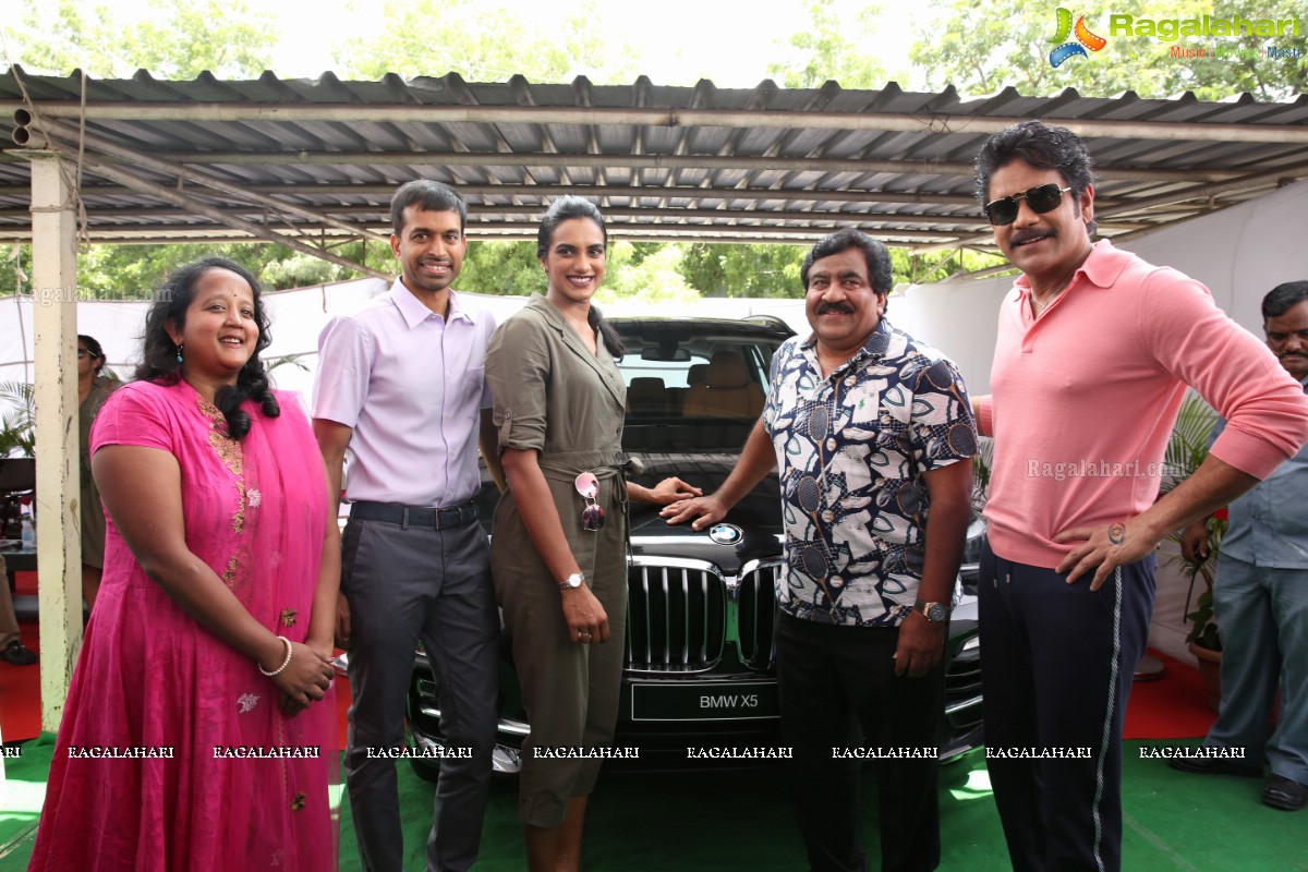 P V Sindhu Receives a BMW Car by V Chamundeswara Nath