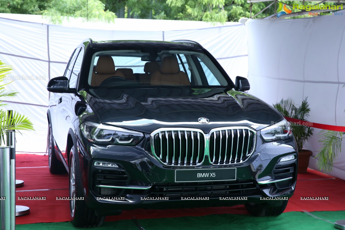 P V Sindhu Receives a BMW Car by V Chamundeswara Nath