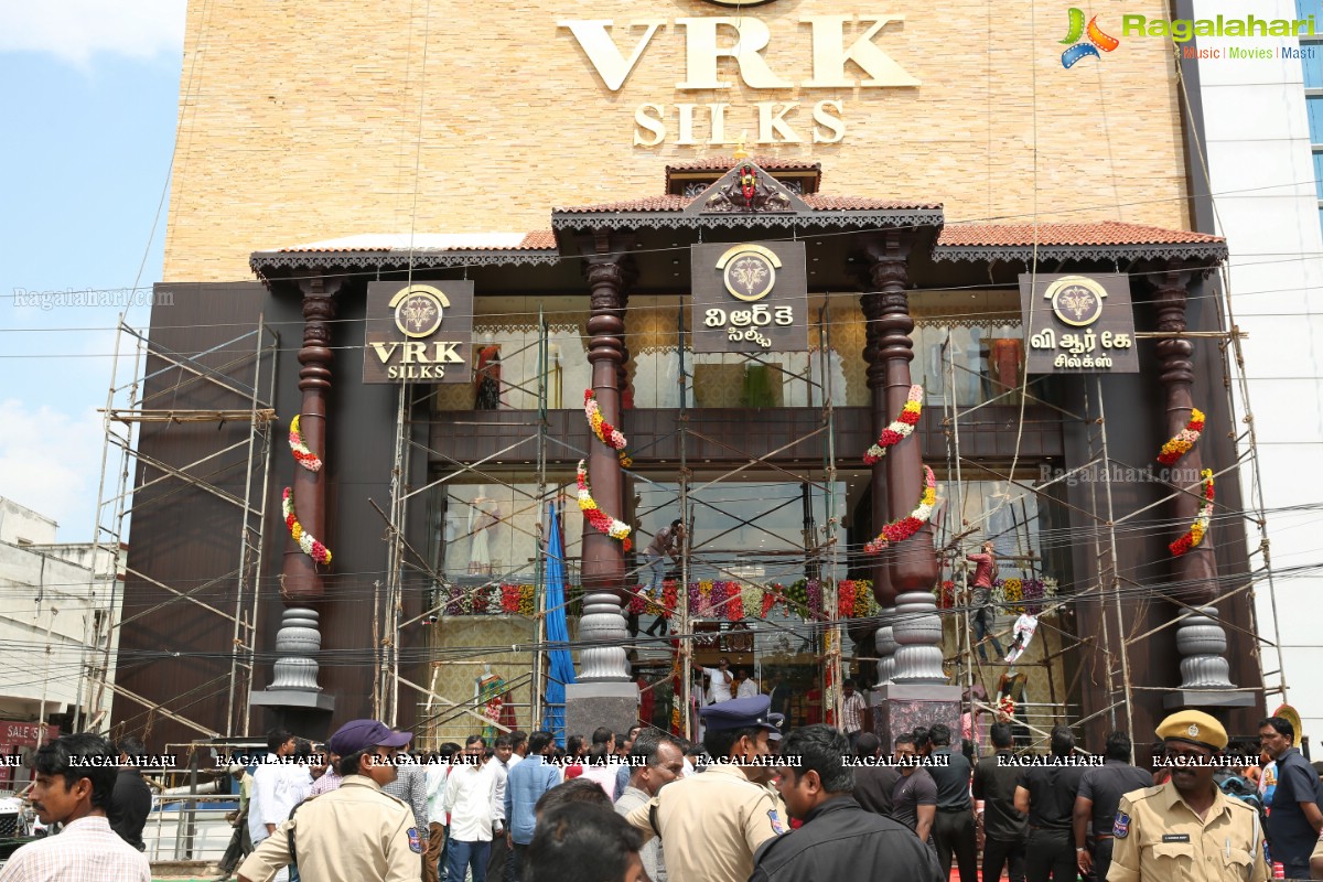  VRK Silks Launches Its New Showroom at Chandanagar