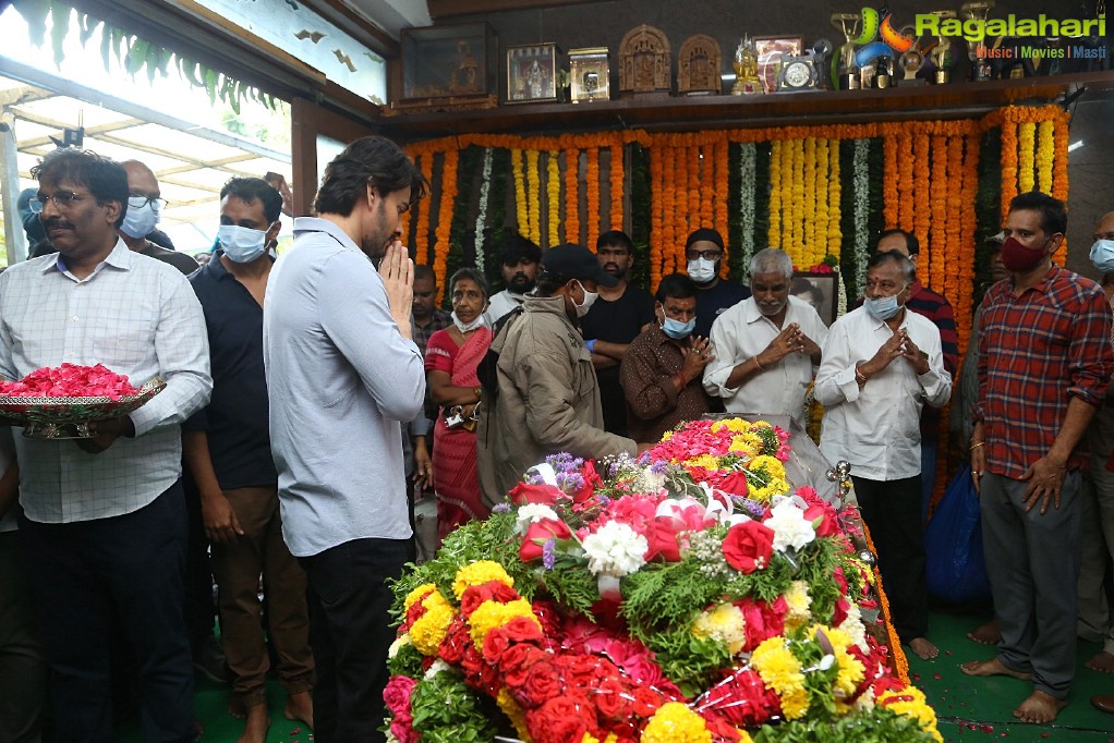 Tollywood Celebs Pay Their Last Respects to Krishnam Raju