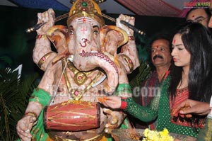 Nikeesha Patel Performs Puja For Paper Vinayaka at Prasadz