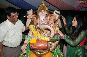 Nikeesha Patel Performs Puja For Paper Vinayaka at Prasadz