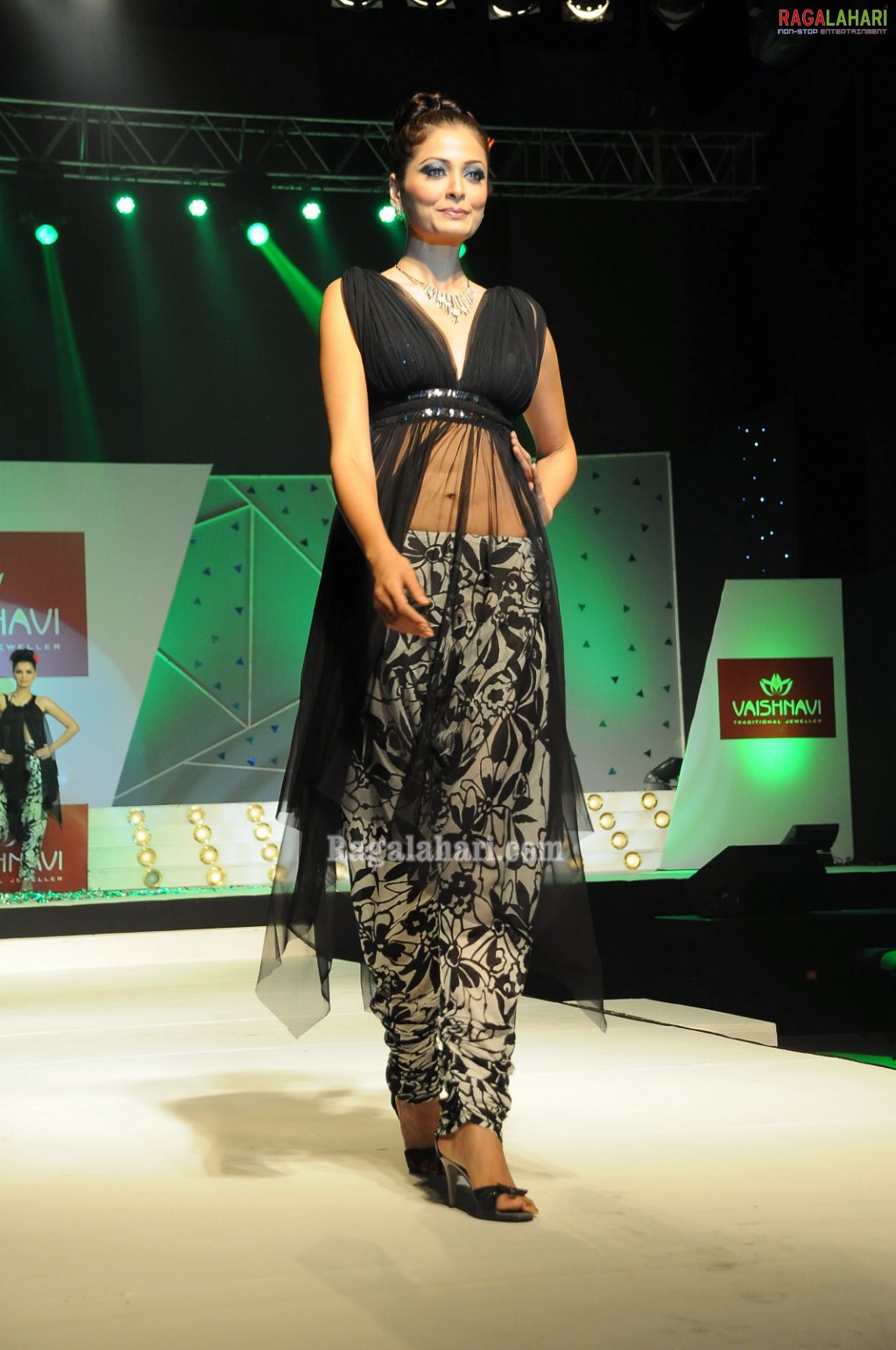 Vaishnavi Jewellers Fashion Show (Hi-Res)