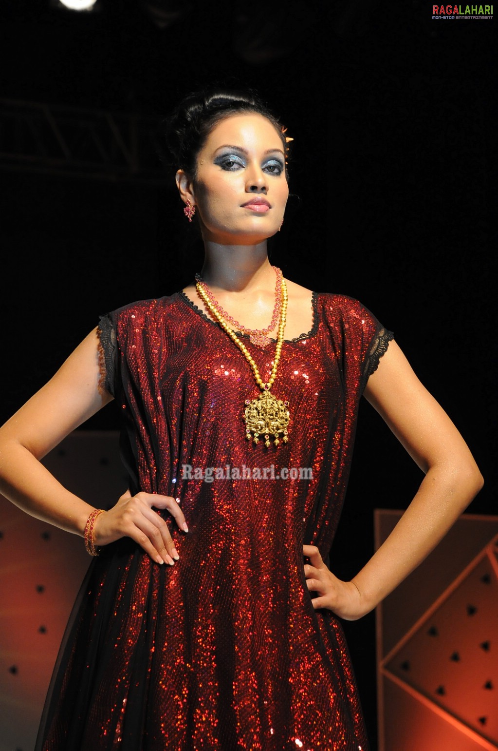 Vaishnavi Jewellers Fashion Show (Hi-Res)