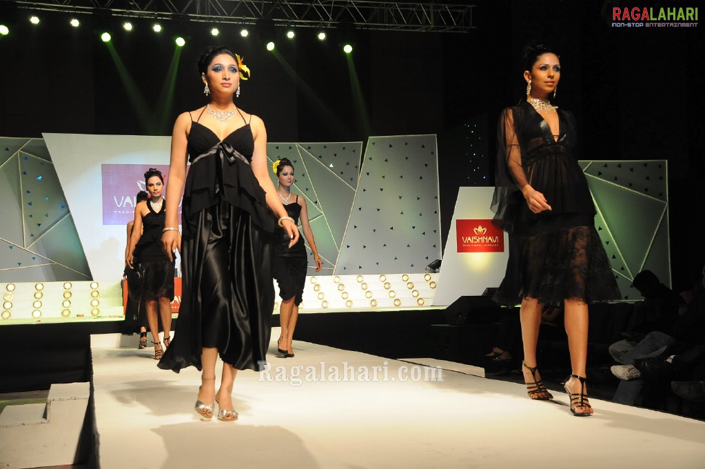 Vaishnavi Jewellers Fashion Show (Hi-Res)