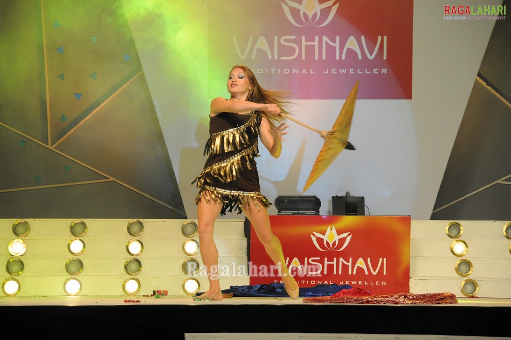 Vaishnavi Jewellers Fashion Show (Hi-Res)