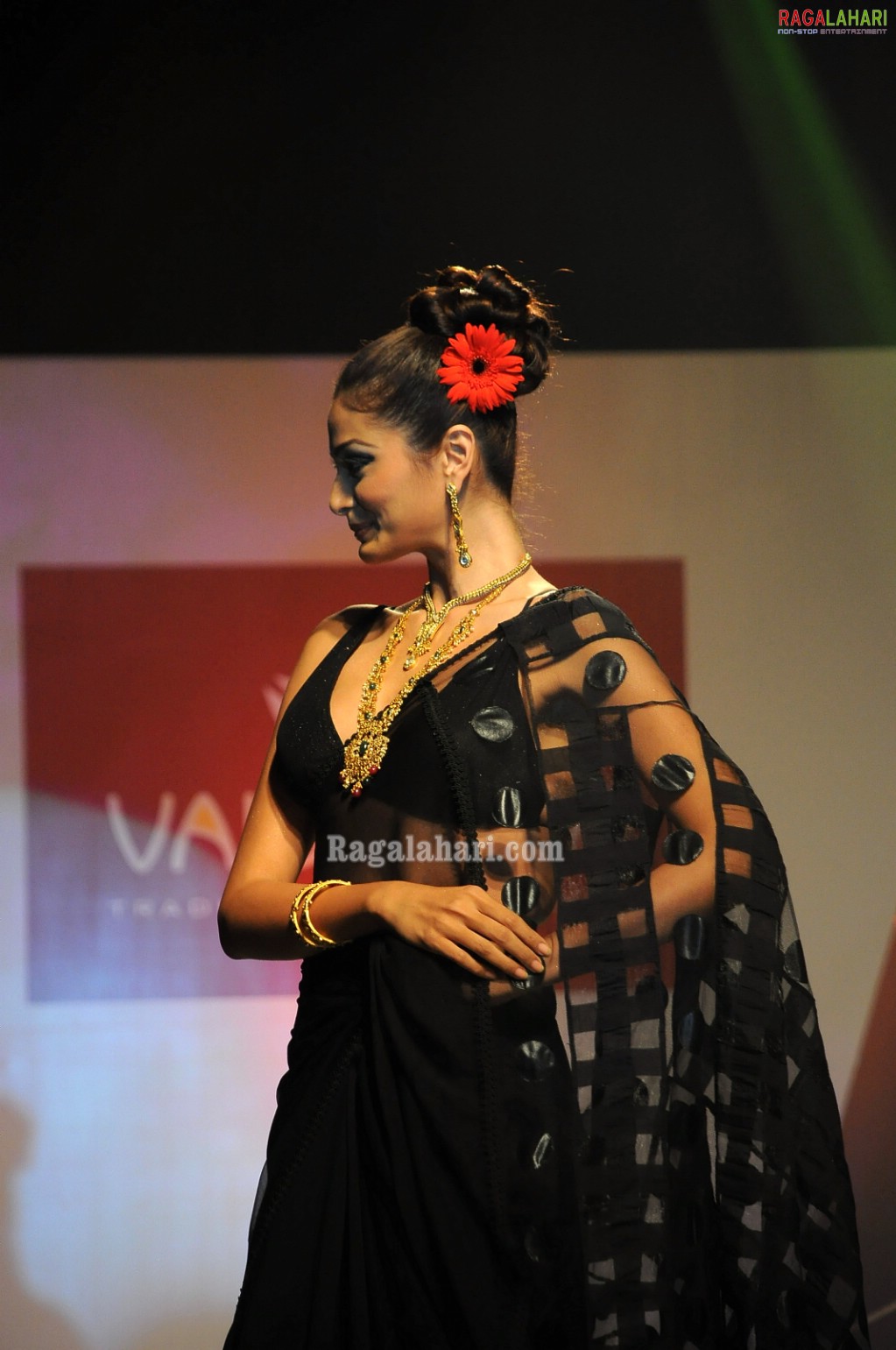 Vaishnavi Jewellers Fashion Show (Hi-Res)