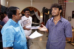 Manchivaadu Working Stills