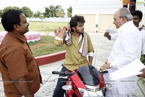 Manchivaadu Working Stills