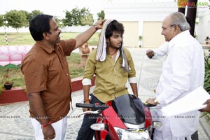 Manchivaadu Working Stills