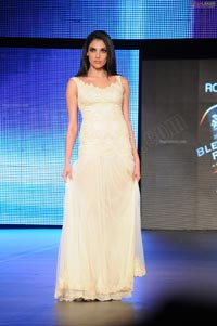 Malaika Arora Khan, Genelia and Dia Mirza's Ramp Walk at Blenders Pride Fashion Tour 2011