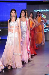 Malaika Arora Khan, Genelia and Dia Mirza's Ramp Walk at Blenders Pride Fashion Tour 2011