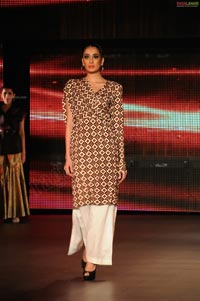 Malaika Arora Khan, Genelia and Dia Mirza's Ramp Walk at Blenders Pride Fashion Tour 2011