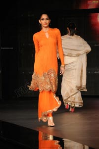 Malaika Arora Khan, Genelia and Dia Mirza's Ramp Walk at Blenders Pride Fashion Tour 2011