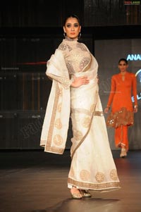 Malaika Arora Khan, Genelia and Dia Mirza's Ramp Walk at Blenders Pride Fashion Tour 2011