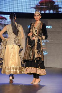 Malaika Arora Khan, Genelia and Dia Mirza's Ramp Walk at Blenders Pride Fashion Tour 2011