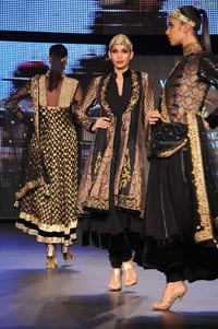 Malaika Arora Khan, Genelia and Dia Mirza's Ramp Walk at Blenders Pride Fashion Tour 2011