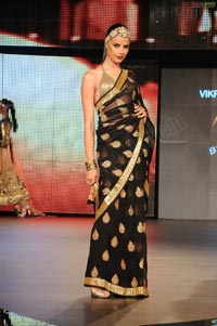 Malaika Arora Khan, Genelia and Dia Mirza's Ramp Walk at Blenders Pride Fashion Tour 2011