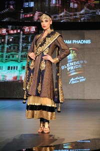 Malaika Arora Khan, Genelia and Dia Mirza's Ramp Walk at Blenders Pride Fashion Tour 2011