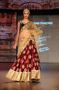 Malaika Arora Khan, Genelia and Dia Mirza's Ramp Walk at Blenders Pride Fashion Tour 2011