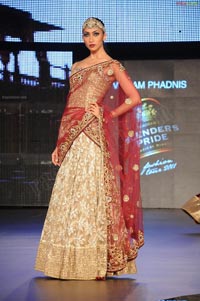 Malaika Arora Khan, Genelia and Dia Mirza's Ramp Walk at Blenders Pride Fashion Tour 2011