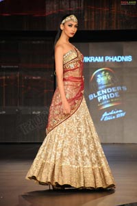 Malaika Arora Khan, Genelia and Dia Mirza's Ramp Walk at Blenders Pride Fashion Tour 2011