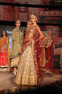 Malaika Arora Khan, Genelia and Dia Mirza's Ramp Walk at Blenders Pride Fashion Tour 2011