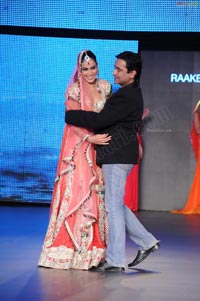 Malaika Arora Khan, Genelia and Dia Mirza's Ramp Walk at Blenders Pride Fashion Tour 2011