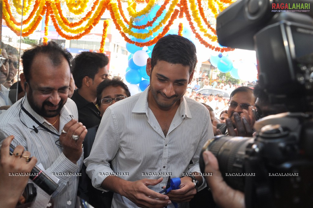 Mahesh Babu launches Univercell at Madhapur