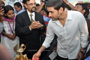 Mahesh Babu Launches Univercell at Madhapur