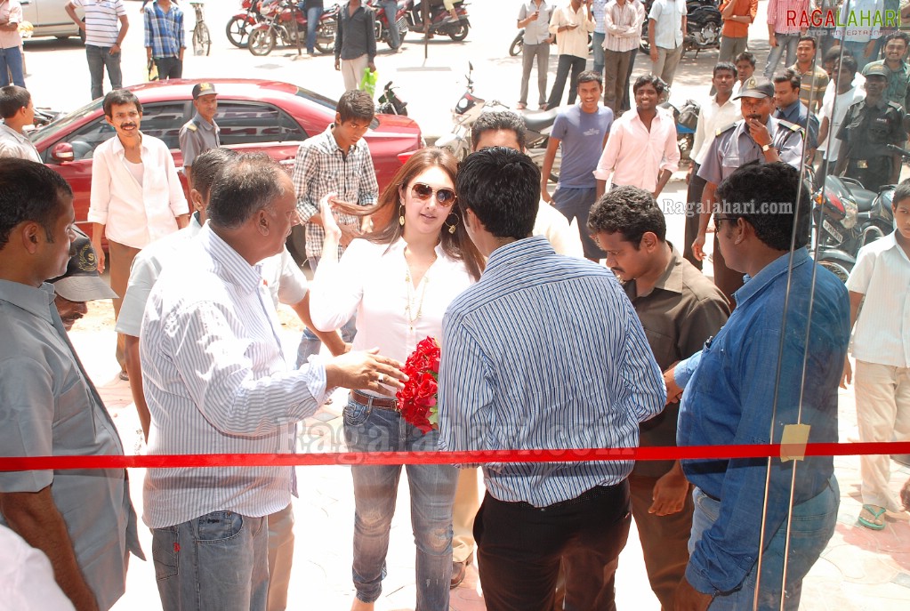 Sri Devi launches Bajaj Electronics at Dilsukhnagar, Hyd