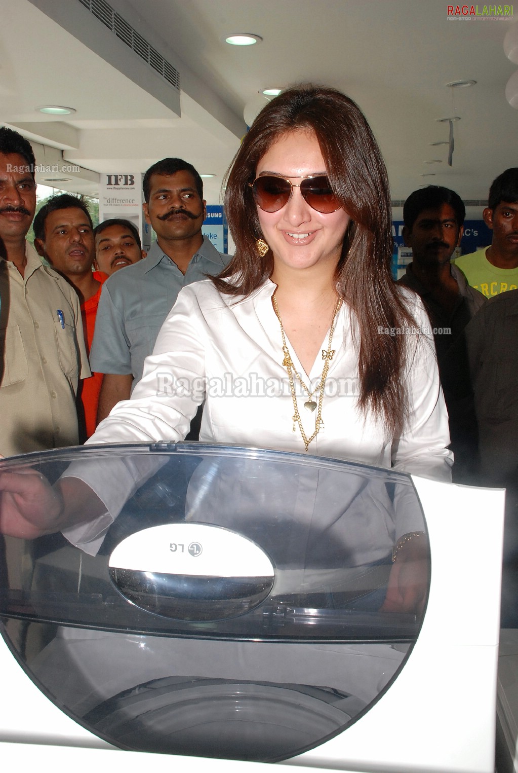 Sri Devi launches Bajaj Electronics at Dilsukhnagar, Hyd