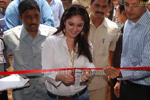 Sridevi Launches Bajaj Electronics at DIlsukhnagar