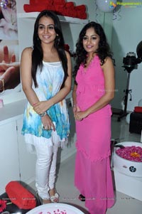 Akshaa , Madhavi Latha launch Naturals Salon  at Tolichowki