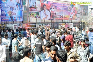 Atharintiki Daaredhi Release Hungama