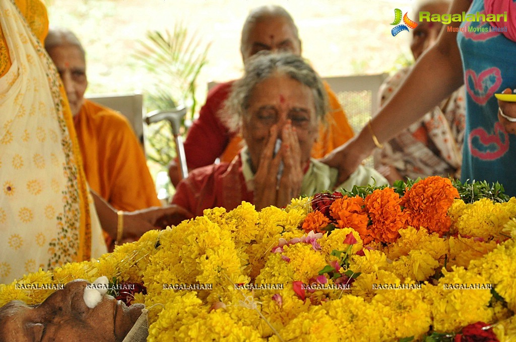 Celebs Pay Homage to Tammareddy Krishnamurthy