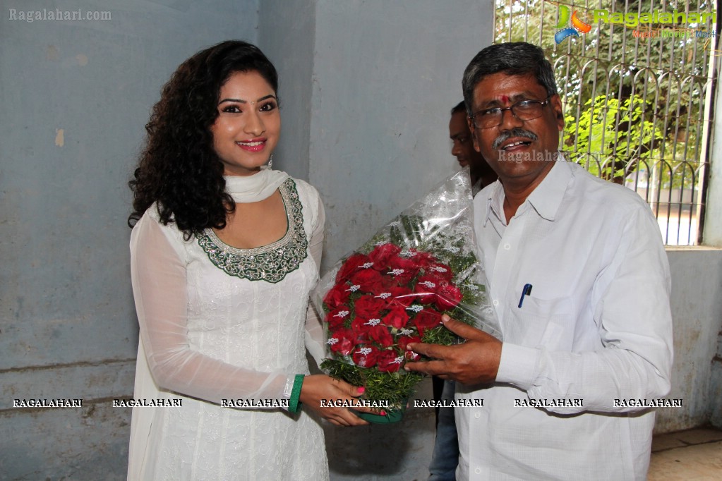 Vishnu Priya inaugurates Pochampally IKAT Art Mela at YMCA, Hyderabad