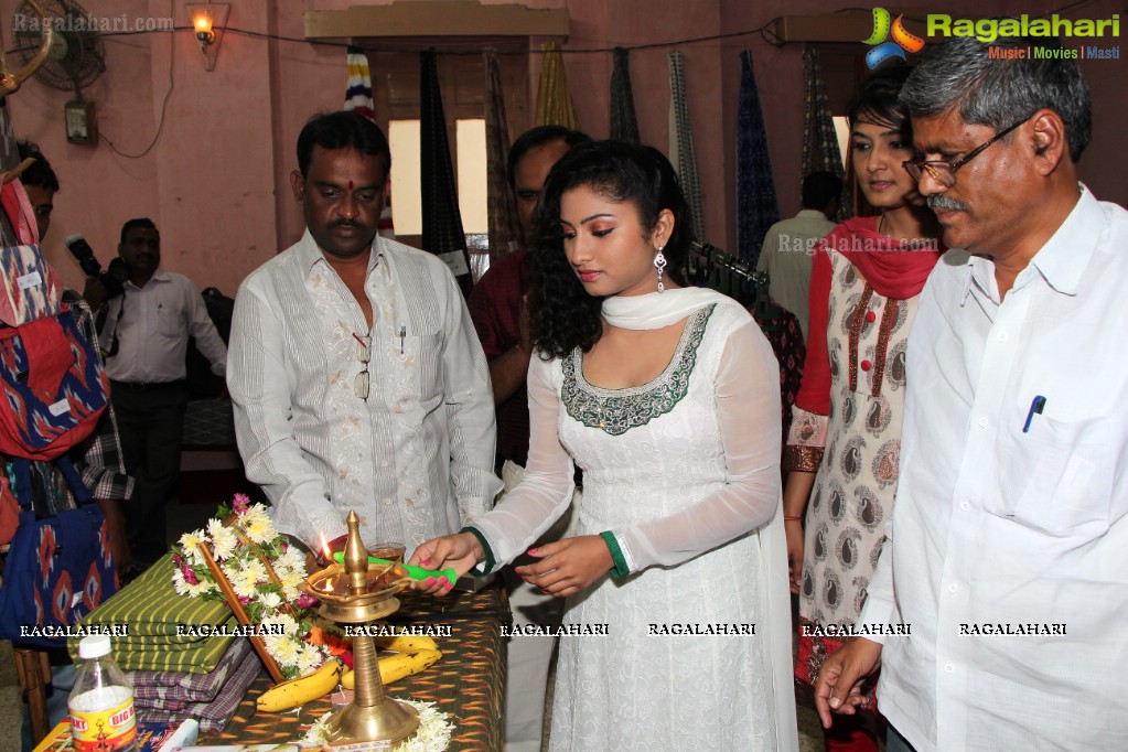 Vishnu Priya inaugurates Pochampally IKAT Art Mela at YMCA, Hyderabad