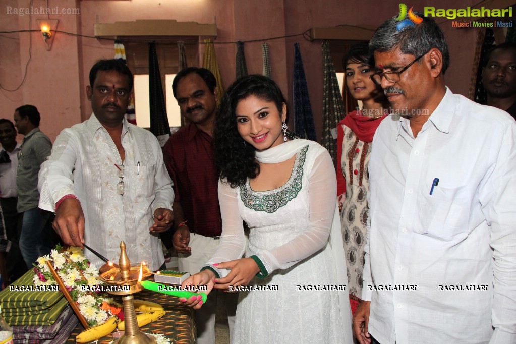 Vishnu Priya inaugurates Pochampally IKAT Art Mela at YMCA, Hyderabad