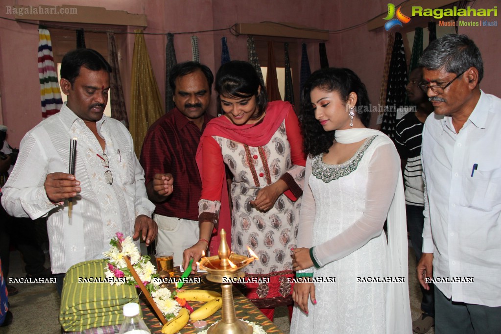 Vishnu Priya inaugurates Pochampally IKAT Art Mela at YMCA, Hyderabad